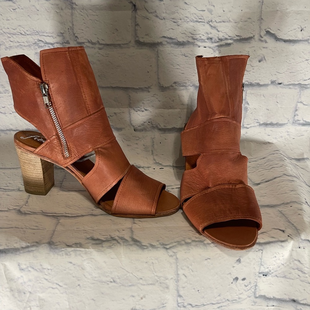 Free People Effie Block Heel, Dark Taupe Size 9.5 M